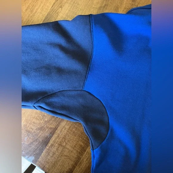 Under Armour Royal Blue two toned pullover 1/4 zip. Semi- cropped - Picture 4 of 8